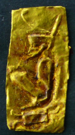 Egypte - Epoque ptolémaïque - Plaquette en or (Divinité accroupie) - 305 / 30 av. J.-C.