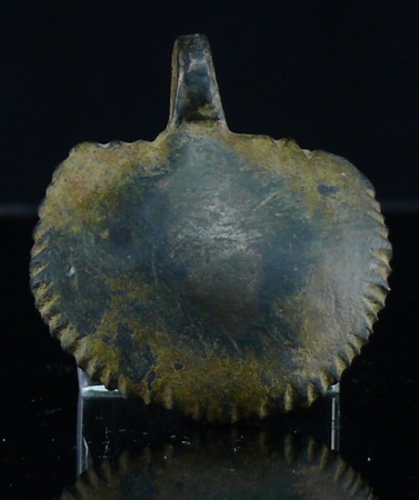 Médiéval - Pendentif coquillage en bronze - 12ème / 15ème siècle
