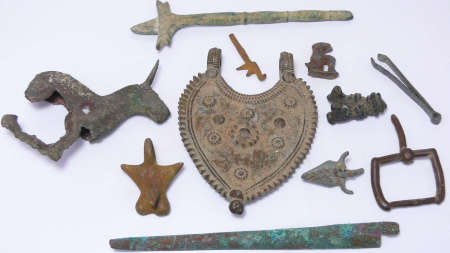 Lot de 11 objets en bronze - Périodes diverses