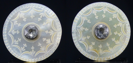 Lot de 2 boutons en nacre et strass - 18ème siècle