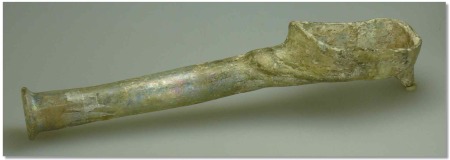 Romain - Verre en forme de "pipe" Ier-IIIème siècle ap. J.-C.
