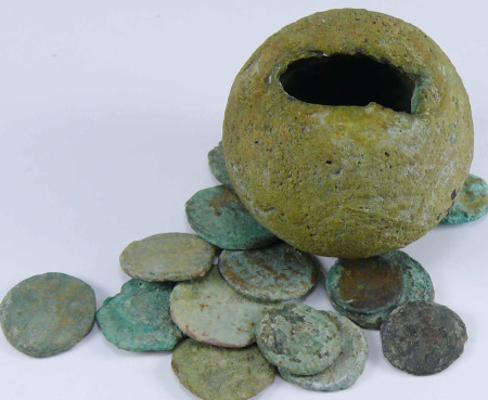 Romain - Tirelire avec son dépôt de monnaies - 4ème-5ème siècle